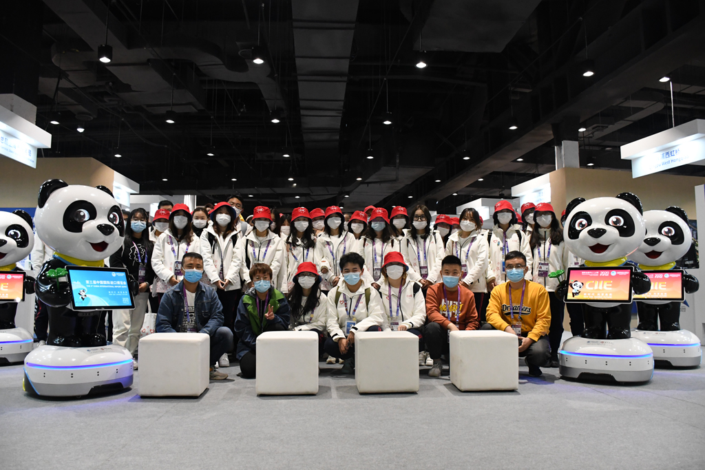 &ldquo;进宝&rdquo;归来！小笨智能再次服务进博会